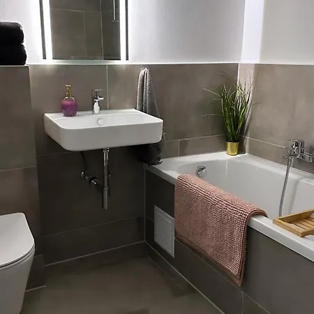 Deluxe Mit Terrasse דירה *