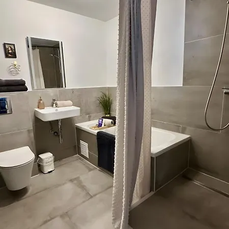 Deluxe Mit Terrasse דירה *